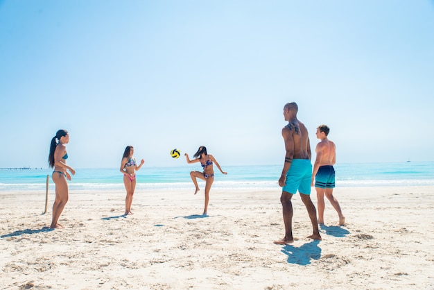 Amigos se divertindo na praia