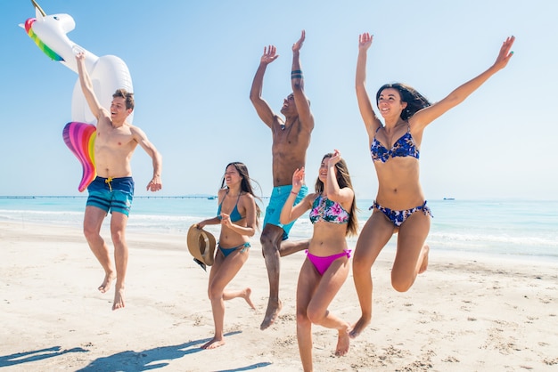 Amigos se divertindo na praia