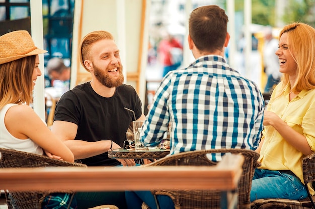 Amigos se divertindo no café