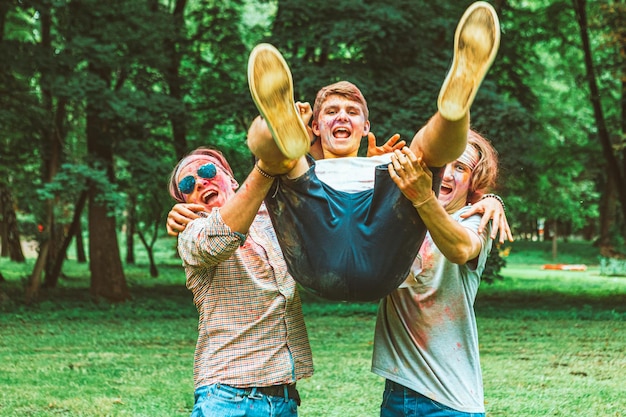 Amigos se divertindo no holi fest