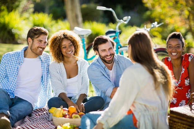 Amigos se divertindo no parque