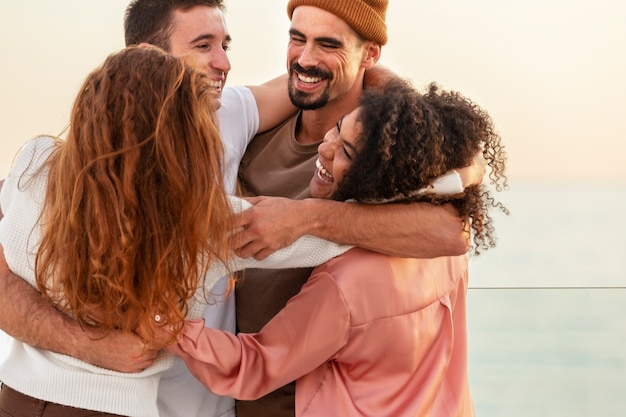 Foto amigos se divertindo no reencontro