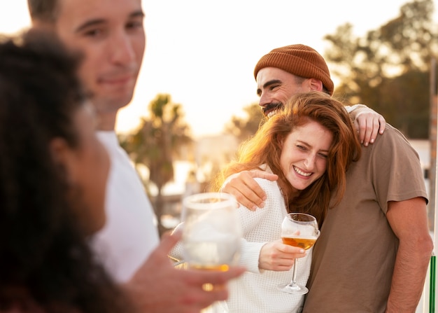 Amigos se divertindo no reencontro