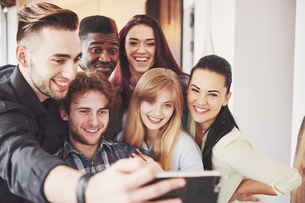 Amigos se divertindo no restaurante