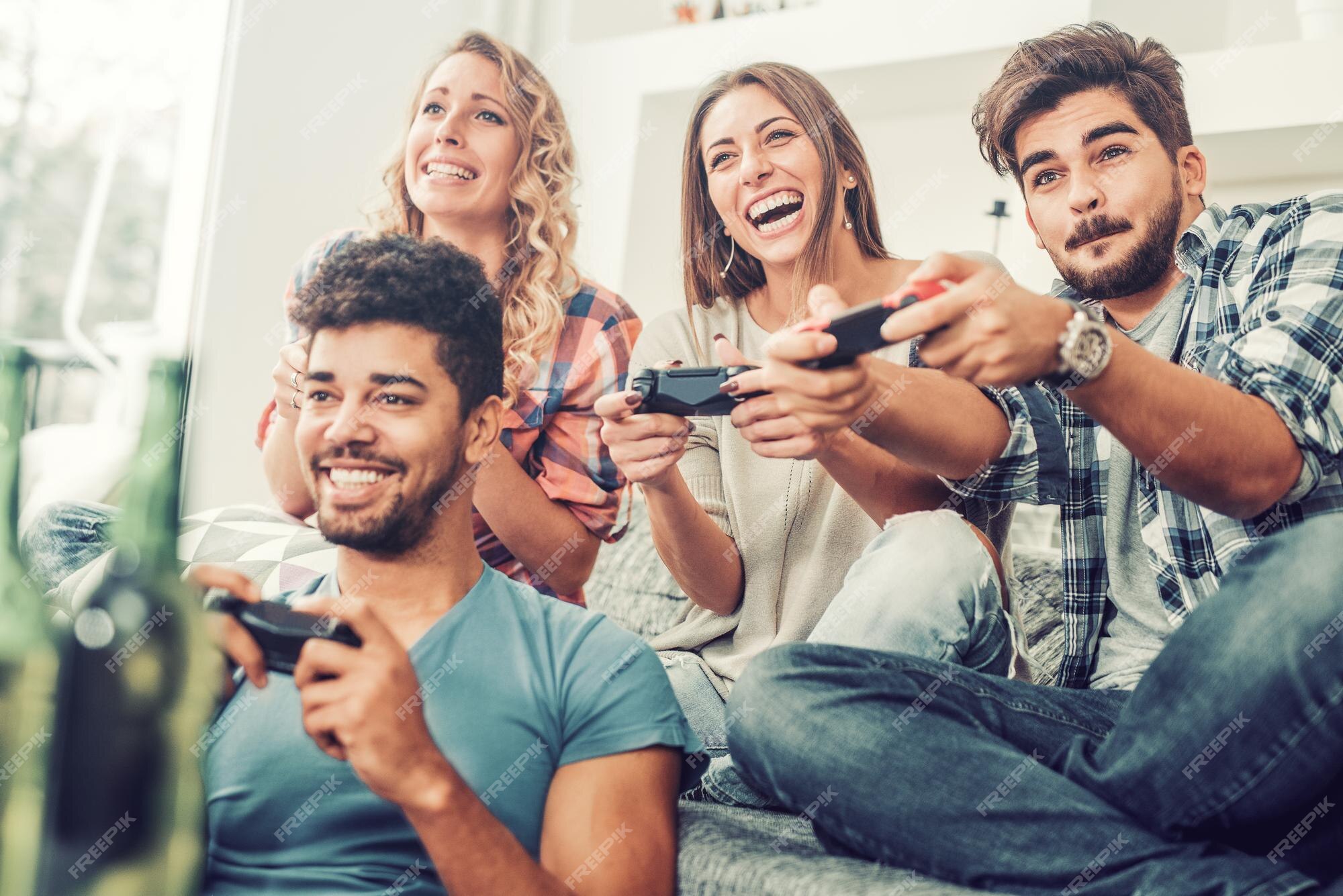 Conceitual assistir jogo de futebol no sofá na televisão com garrafas de  cerveja e tigela de pipoca em amigos apreciando jogo de futebol TV fotos,  imagens de © TheVisualsYouNeed #193389504