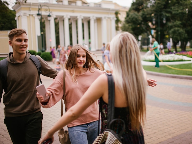 Amigos se reconciliando e abraçando a amizade dos jovens