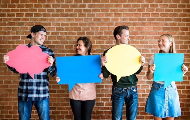 Amigos segurando copyspace cartaz pensei que bolhas