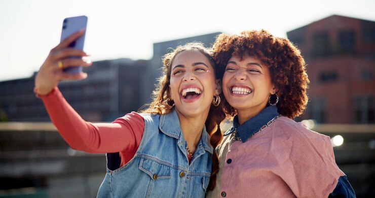 Foto amigos selfie e gen z para redes sociais internet e fotografia com pessoas legais e trendy memória de grupo e rosto para live streaming foto de perfil e ao ar livre com site relaxar e feliz