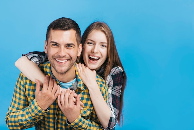 Amigos sendo feliz com espaço de cópia