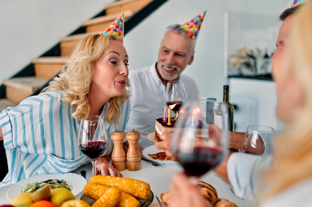 Amigos sênior comemorando aniversário