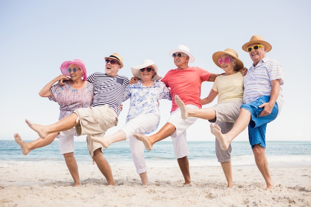 Amigos sênior felizes dançando