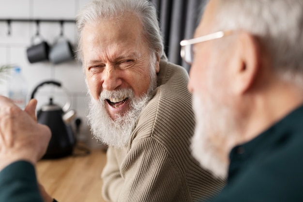 Foto amigos sênior passando tempo juntos