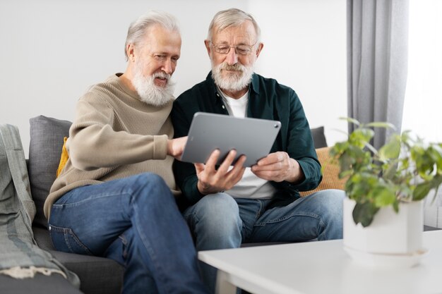 Amigos sênior passando tempo juntos