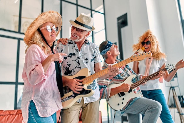 Amigos sênior se divertindo em casa