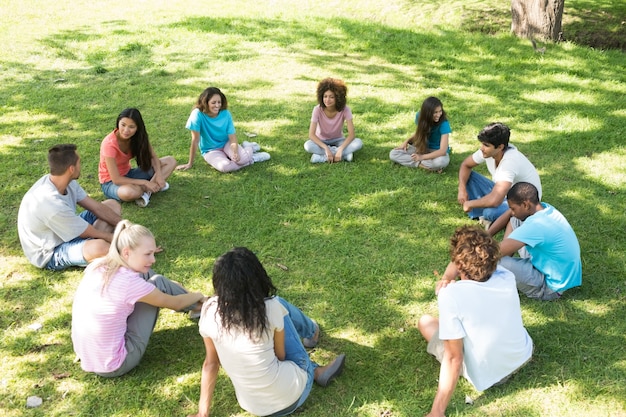 Amigos sentados en un círculo en el parque