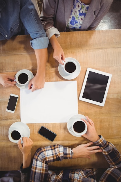 Amigos sentados e bebendo café