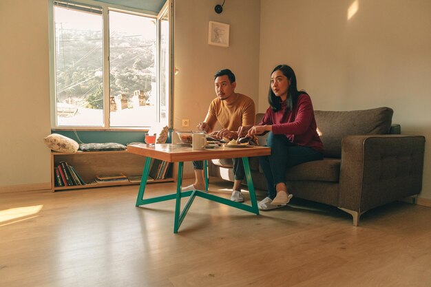 Foto amigos sentados en la mesa en casa