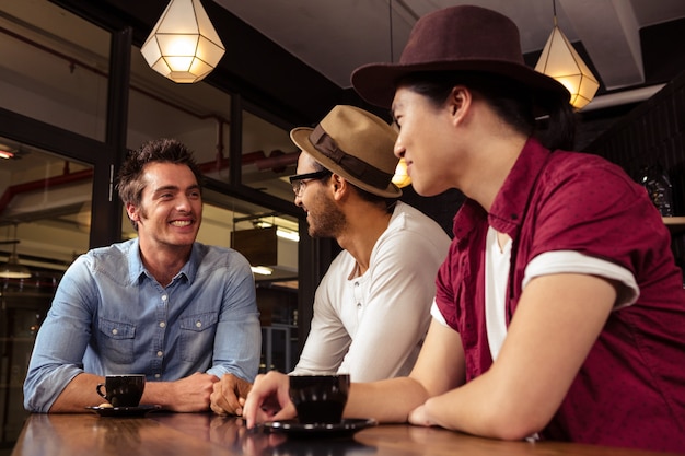 Amigos sentados en una mesa