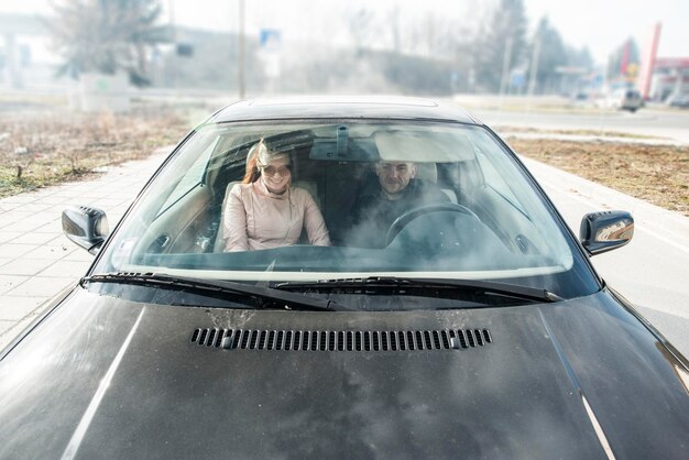 Foto amigos sentados no carro vistos através do pára-brisas