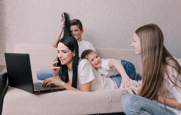 Foto amigos sentados en el sofá en casa