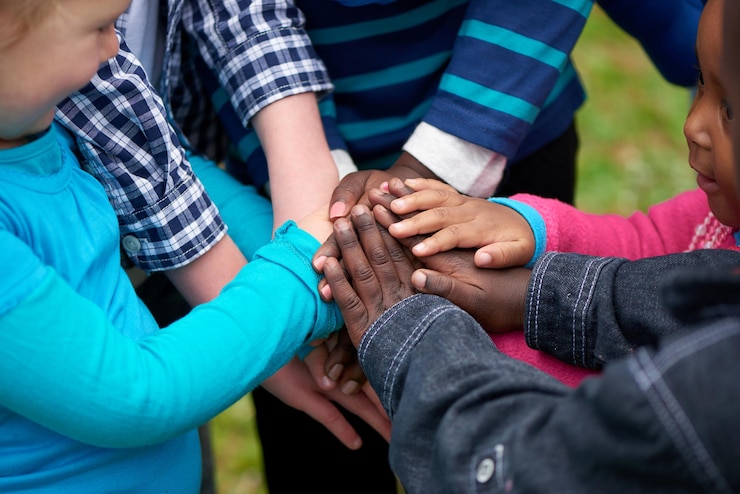 Foto amigos para siempre captura de un grupo diverso de niños de pie con las manos juntas
