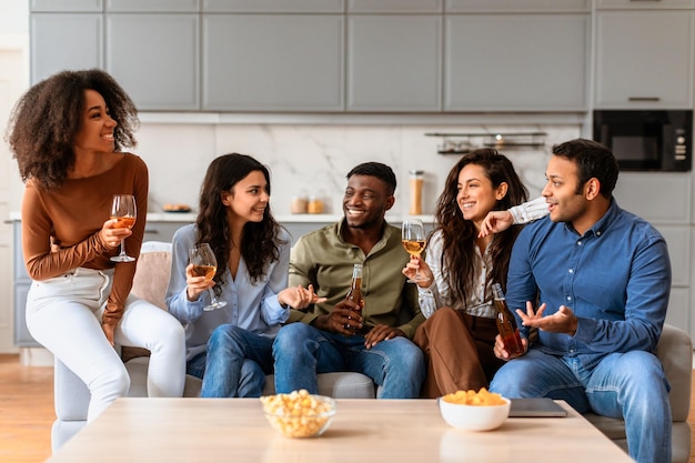 Amigos socializando en una cocina moderna en casa