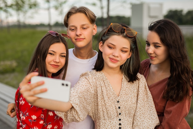 los amigos son fotografiados por teléfono