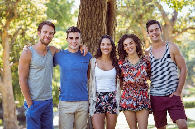 Amigos sonriendo a la cámara