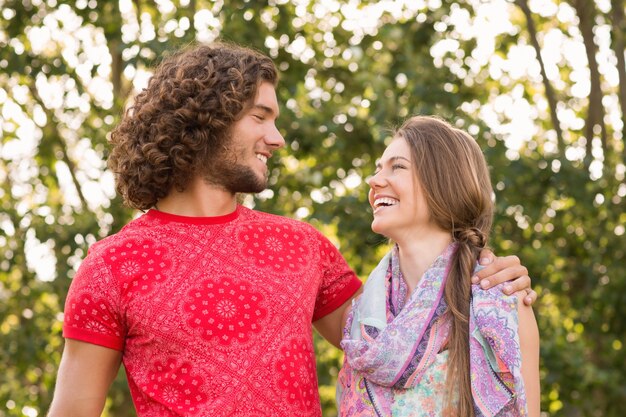 Amigos sonriendo en el parque