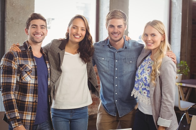 Amigos sonrientes, abrazándose unos a otros