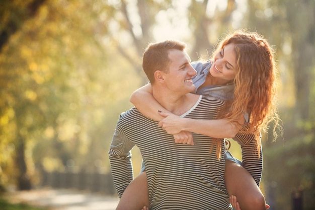 amigos sonrientes al aire libre