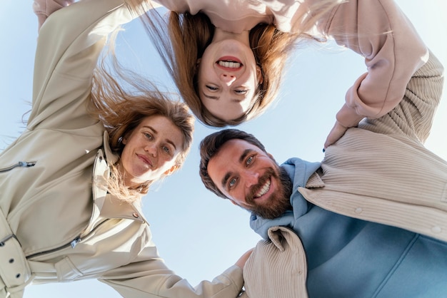 Foto amigos sonrientes posando para una foto al aire libre en la ciudad