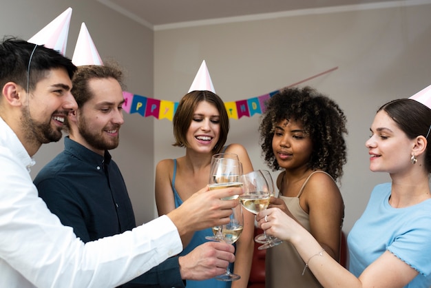 Foto amigos sonrientes de tiro medio con bebidas