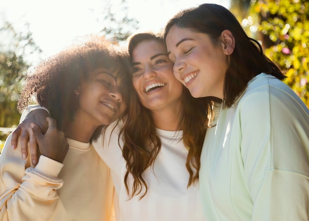 Amigos sonrientes de tiro medio juntos