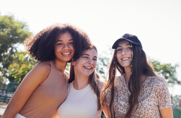 Amigos sorridente de pé contra fundo branco