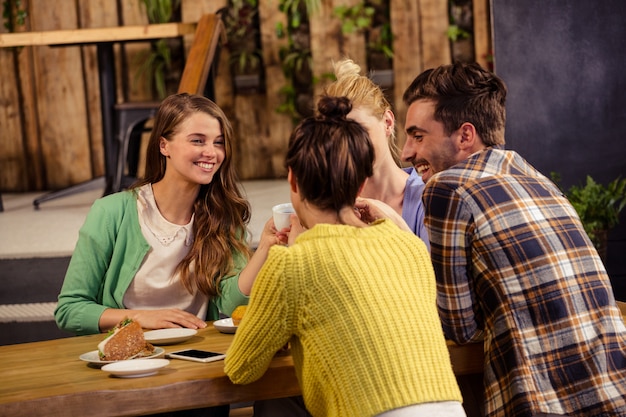 Foto amigos sorridentes bebendo café