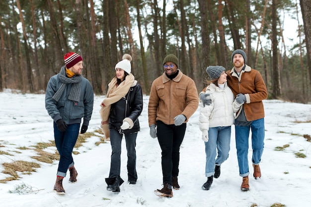 Foto amigos sorridentes de tiro completo caminhando juntos