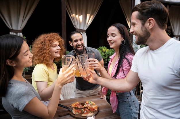 Foto amigos sorridentes de tiro médio com bebidas