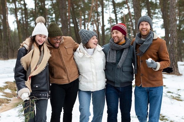 Amigos sorridentes de tiro médio na natureza