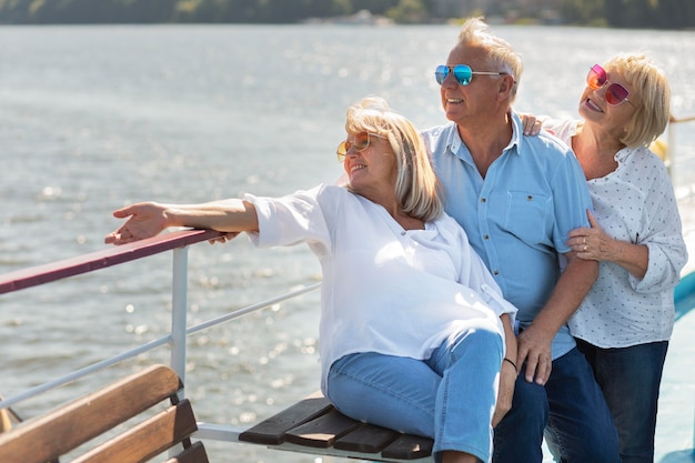 Foto amigos sorridentes de tiro médio no barco