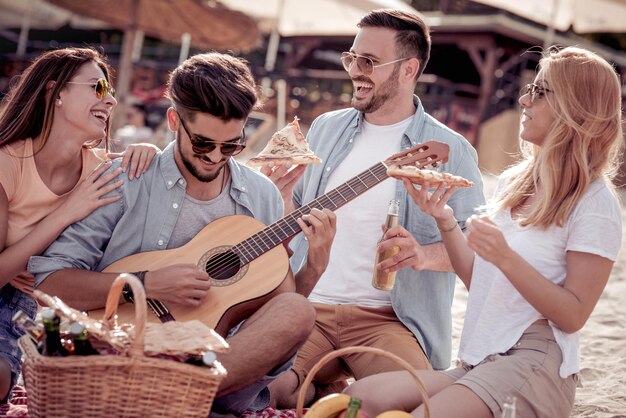 Amigos sorridentes se divertindo na praia