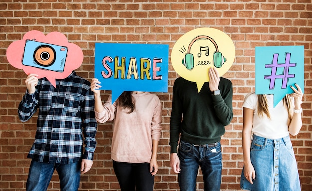 Foto amigos sosteniendo burbujas de pensamiento con iconos de concepto de redes sociales