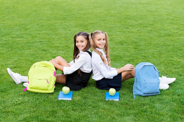 Amigos te fazem feliz Amigos da escola relaxam na grama verde Amigos felizes de volta à escola Amigos colegas Escola e educação Feliz dia da amizade Relacionamento Aproveite cada momento