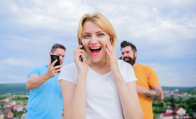 Amigos y teléfono inteligente Retrato de gente ocupada hablando