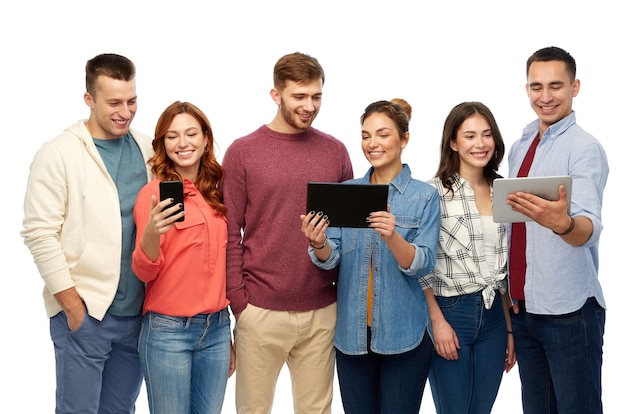 amigos con teléfonos inteligentes y tabletas