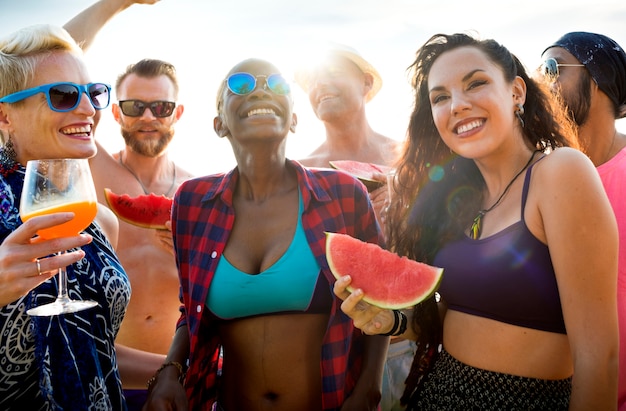 Foto amigos teniendo una fiesta en la playa