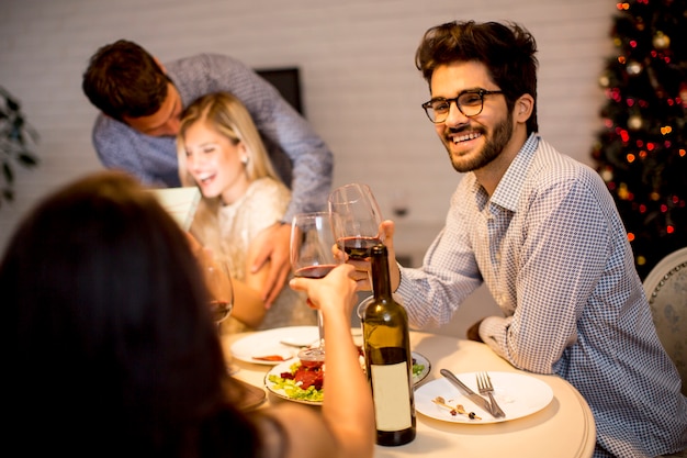 Amigos tienen una cena de navidad