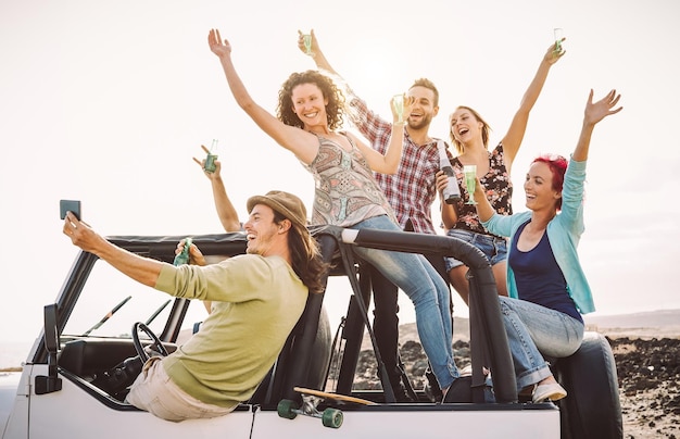 Amigos tirando selfie enquanto desfrutam de uma viagem em frente a um céu claro