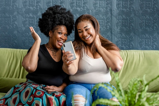 Amigos tirando uma selfie juntos