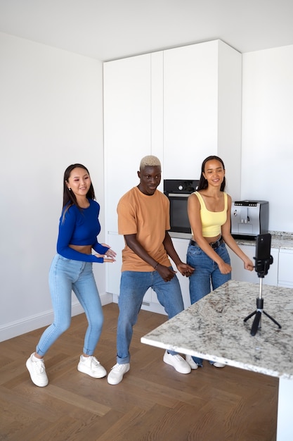 Foto amigos de tiro completo bailando en el interior